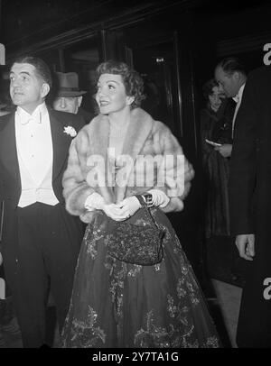 CLAUDETTE FUNKELT IN DER ROYAL FILM SHOW wunderschön gesticktes Kleid mit passender Handtasche und abfallende Pelze werden von der pikanten Hollywood-Schauspielerin Claudette Colbert getragen, als sie heute Abend im Empire, Leicester Square, London, für die Royal Film Performance ankommt. Claudette war einer der britischen und amerikanischen Stars, die in der Bühnenshow bei der Vorstellung auftraten. Der König und die Königin und andere Mitglieder der königlichen Familie nahmen an der vollständigen Aufführung Teil, die zu Hilfe des Cinematograph Trade Benevolent Fund gegeben wurde. 31. Oktober 1950 Stockfoto