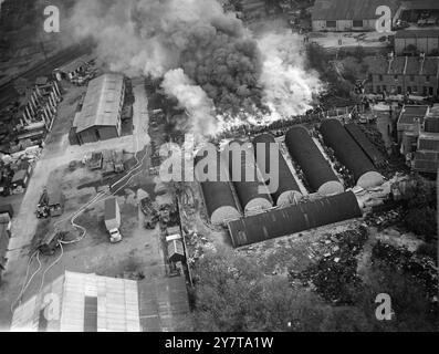 22. Mai 1950 Rauchwolken bedeckten New Malden, Surrey heute (Montag), als die Reifendeponie von Adams Brothers Limited, Transportunternehmen, in Brand geriet. Augenzeugen verglich die Flamme mit Bildern einer Atombombenexplosion. Man konnte es meilenweit sehen. Anwohner, Fabrikarbeiter und Kinder in einer Kindertagesstätte wurden evakuiert. Das Bild zeigt: Luftansicht als eine Säule aus dichtem Rauch aus der brennenden Gummikippe steigt. Stockfoto