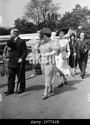 KÖNIGIN IM WIND BEI DER BLUMENAUSSTELLUNG 23 Mai 1950 die Königin hielt ihren Hut in einer Windböe, als sie mit dem König ankam, um die Chelsea Flower Show im Royal Hospital, chelsea, London heute (Dienstag) zu sehen. Stockfoto