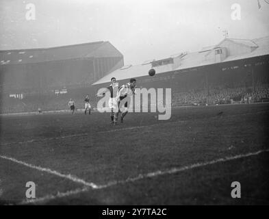 FORD IM KAMPF gegen SUNDERLAND Trevor kämpfte zum ersten Mal in Sunderlands Farben und steuerte sich heute beim Spiel der 1. Liga gegen Chelsea in Stamford Bridge in London auf den Ball zu. Auf der linken Seite ist Johnny Harris, Chelsea Centre-Half und Captain. Trevor Ford, der walisische internationale Mittelstürmer, wurde erst gestern von Aston Villa nach Sunderland verlegt. Er soll fast 30.000 Pfund betragen, ein Weltrekord. 29. Oktober 1950 Stockfoto