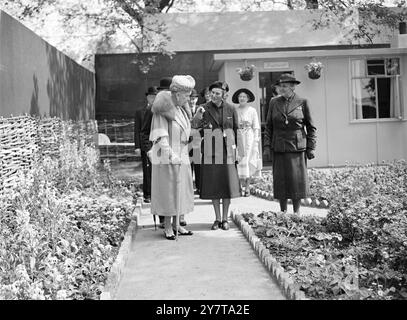 QUEEN MARY BEI DER CHELSEA FLOWER SHOW 23 Mai 1950 Queen Mary diskutiert die Blüten mit einem Mitglied des Womens Voluntary Services, als sie den WVS Garten während einer Tour durch die Chelsea Flower Show im Royal Hospital, chelsea, London Todya (Dienstag) besuchte. Die Königin Mutter wird nächsten Freitag 83 sein. Stockfoto