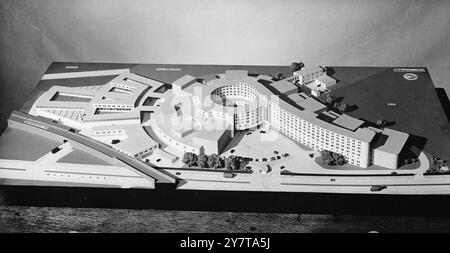 GROSSBRITANNIENS RADIOSTADT IST GEPLANT 17. Mai 1950 Großbritannien wird eines der größten und modernsten Radio City-Einrichtungen der Welt haben, wenn das vorgeschlagene Gebäude auf seinem 13 Hektar großen weißen Stadtgelände in Shepherd's Bush, London, errichtet wird, wie die BBC heute (Mittwoch) veröffentlicht. Die ersten Einheiten, die dem erweiterten Fernsehdienst gewidmet sind, können bis 1952 fertiggestellt werden. Die anderen Sendeeinheiten werden folgen, aber es wird nicht vorgeschlagen, das One Million Pound Broadcasting House in Portland Place, London, abzuschaffen. Das neue Hauptquartier wird voraussichtlich zwischen vier und fünf Millionen Kosten Stockfoto