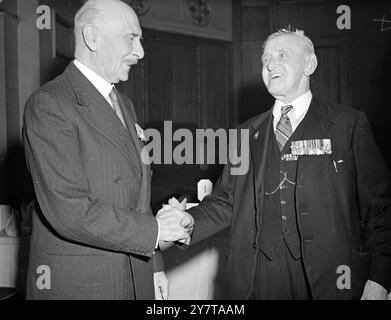 EARL's BATMAN AT MAFEKING LUNCHEON 17. Mai 1950 Überlebende des historischen Reliefs von Mafeking trafen sich bei einem Reunion Luncheon in der Royal Empire Society, Northumberland Avenue, London, zum 50. Jahrestag des Reliefs. Athlone, der an der Entlastung der Stadt teilnahm, hatte den Vorsitz. Das Bild zeigt: Privatmann charles Mott of Maidstone, Kent batman an den Earl of Athlone während des Reliefs, heute beim Mittagessen mit dem Earl of Athlone. Stockfoto