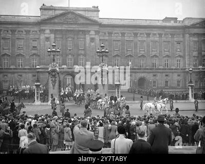 KÖNIG UND KÖNIGIN FAHREN ZUR ERÖFFNUNG DES PARLAMENTS der König, begleitet von der Königin, fährt am Dienstag vom Buckingham Palace nach Westminster (London), um das Parlament zu eröffnen. Ihre Majesties fuhren im irischen Staatswagen mit einem Sovereign's Escort, der aus vier Abteilungen der Haushaltskavallerie bestand. Der Weg der Prozession wurde von Truppen der Brigade of Guards gesäumt. DAS BILD ZEIGT:- die Menge, die die königliche Prozession beobachtet, verlässt Buckingham Palace auf dem Weg zu den Houses of Parliament heute. 31. Oktober 1950 Stockfoto