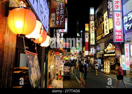 Der nächtliche Blick auf die Chou-dori Straße in Nishishinjuku führte zu Restaurants und Bars. Tokio, Japan Stockfoto