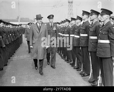 ACHESON INSPIZIERT RAF-EHRENWACHE AM FLUGHAFEN LONDON 9. Mai 1950 als US-Außenminister kam Dean Acheson heute (Dienstag) aus Paris auf den Flughafen London, wo er am Vorabend seines Abflugs militärische und wirtschaftliche Hilfe der USA für Indochina angekündigt hatte. Herr Acheson wird sich mit Herrn Ernest Bevin und dem französischen Außenminister M. Schuman an drei Machtgesprächen anschließen, die am Donnerstag beginnen, und am kommenden Montag findet in London ein Treffen der zwölf Außenminister des Nordatlantikvertrags statt. Das Bild zeigt: Mr. Dean Acheson inspiziert die Royal Air Force Gu Stockfoto