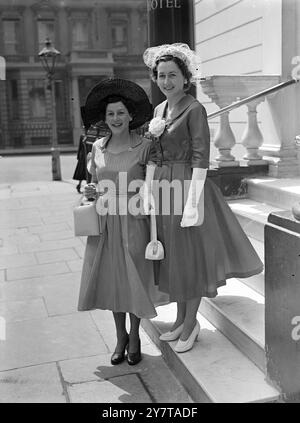 BEI DER PRESENTATION PARTY HEUTE, dem 10. Mai 1950, sind Miss Jenny Warburton, Tochter von Darien Warburton aus Kiwitea, Fielding, Neuseeland (links) und ihre Schwester, Miss Clemency Warburton. Miss Jenny trägt ein pinkfarbenes Taffeta-Kleid und einen Hut mit dunkler Krone. Miss Clemency trägt ein graues Taftkleid mit weißen Nadelflecken und weißen Accessoires. Sie werden heute (Mittwoch) hier in ihrem Hotel in Kensington, London, abgebildet. Stockfoto