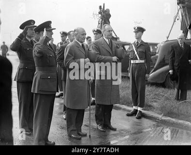 Dean Acheson, der als US-Außenminister AM LONDONER FLUGHAFEN BEGRÜSST WURDE, kam heute (Dienstag) aus Paris am Flughafen London an, wo er am Vorabend seiner Abreise die militärische und wirtschaftliche Hilfe der USA für Indochina angekündigt hatte. Herr Acheson wird sich mit Herrn Ernest Bevin und dem französischen Außenminister M. Schuman an drei Machtgesprächen anschließen, die am Donnerstag beginnen, und am kommenden Montag findet in London ein Treffen der zwölf Außenminister des Nordatlantikvertrags statt. Das Bild zeigt: Herr Dean Acheson mit Herrn Lewis Douglas (links) US-Botschafter in Lon Stockfoto