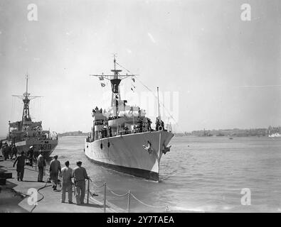 DER AUSZAHLENDE WIMPEL FLIEGT ÜBER DIE BIGBURY BAY 11. Mai 1950 HMS Bigbury Bay, 1600 Tonnen Fregatte, die heute (Donnerstag) hier in Southampton abgebildet ist, nachdem er zwei Jahre lang mit der Mittelmeer- und Fernost-Flotte sowie der American and West Indies Squadron gearbeitet hat. Die Fregatte fliegt die "Auszahlungsflagge". Seit Juli 1948 hat sie fast 50.000 Meilen gedämpft, davon 20.000 in antarktischen Gewässern, der Rest in 20 Ländern. Von den Falklandinseln bringt sie acht Ringpinguine und zwei Kaiserpinguine – beides seltene Arten. Letzten Monat, als ich aus der Antarktis nach Bermuda zurückkehrte, t Stockfoto