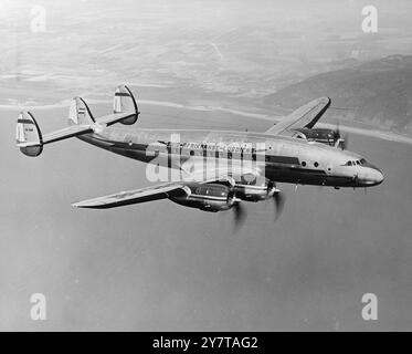 FLÜGEL FÜR DEN SPRINGBOK 11. Mai 1950 schlank, aber viel schneller als sein Namensgeber ist dieses neue Lockheed Constellation Luxusflugzeug, das auf diesem ersten Air-Air-Bild gezeigt wird und von South African Airways auf der neuen Springbok-Strecke eingesetzt wird, die fünf Stunden von der Flugzeit von Johannesburg nach London entfernt ist. Die Langstreckenflugzeuge des Modells 749 sind für die Beförderung von zweiundvierzig Passagieren ausgelegt. Stockfoto