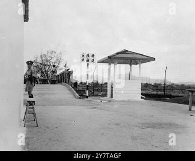 WACHDIENST 12. Mai 1950 neue Einwanderungskontrollvorschriften werden jetzt an der Grenze zwischen britischem und chinesischem Territorium im Raum Hongkong durchgesetzt. Die Vorschriften sollen verhindern, dass "unerwünschte" Personen nach Hongkong gelangen. Britische Offiziere erlauben jedoch normalen kleinen Verkehr, der nur einer Zollkontrolle unterliegt. Seit dem Inkrafttreten der Vorschriften wurden die Frauen mit Waffen zurückgedreht. Das Bild zeigt: Ein bewaffneter Wachmann wartet während einer Wartezeit an einer Grenzkontrollstelle Stockfoto