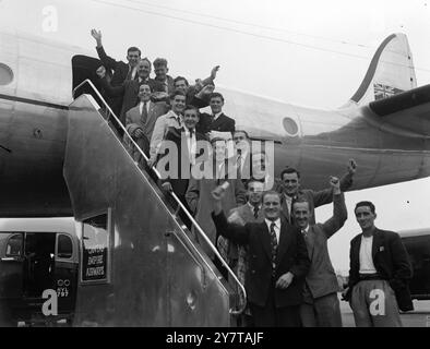 Mai 1950 16 ÜBERLEBENDE des Öltankers Lingula, der letzten Monat auf der Insel Pulau Samboe vor singapur in die Luft gesprengt ist, sind bei ihrer Ankunft am Flughafen London heute (Donnerstag) abgebildet. Sieben Menschen, drei Europäer und vier Indonesier, wurden bei dem Brand an Bord des 6445 Tonnen schweren Schiffes getötet. Der Tanker, der gerade aus dem Persischen Golf angekommen war, entließ Fluggeist, als sie nach einer Explosion auf der Insel Feuer fing. Stockfoto