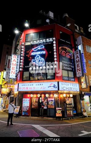 Der nächtliche Blick auf die Chou-dori Straße in Nishishinjuku führte zu Restaurants und Bars. Tokio, Japan Stockfoto