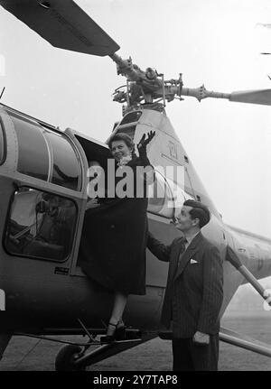 FLIP IN GROSSBRITANNIENS ERSTEM HUBSCHRAUBERSCHIFF 8. Mai 1950 der erste Passagierhubschrauberdienst Großbritanniens, der die British Industries Fair anbot, sollte heute (Montag) vom Harrods Sports Ground in Barnes, London, starten. Schlechtes Wetter verzögerte den Start. Die Strecke soll zwischen London und Birmingham verkehren. Das B I F wurde heute in beiden Städten eröffnet. Das Bild zeigt: Miss Nancy Greig aus New York besteigt den Hubschrauber, als das Flugzeug kurz vor einem Flip in Barnes in Erwartung einer Verbesserung der Wetterbedingungen für den Flug nach Birmingham war. Auf der rechten Seite ist der Pilot Ken Reid, und auch Miss helfen Stockfoto