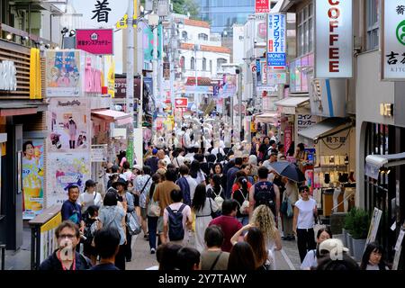 Die überfüllte Takeshita Street, ein beliebter Treffpunkt für japanische Teenager und Touristen in Harajuku. Shibuya Bezirk. Tokio, Japan Stockfoto