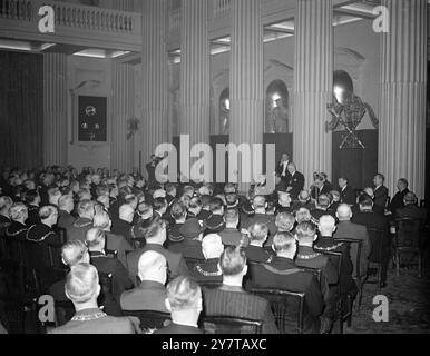 Der Lord MAYOR of London , Sir Frederick Rowland , hielt in der ägyptischen Halle des Mansion House in London eine Konferenz von Bürgermeistern aus England und Wales ab . Ziel der Konferenz war es , die Fortschritte und die künftigen Pläne des Nationalen Thanksgiving-Fonds zu erörtern . DAS BILD ZEIGT:- der Lord Mayor of London ( rechter Hintergrund ) spricht heute über die Konferenz im Mansion House . 1950 Stockfoto