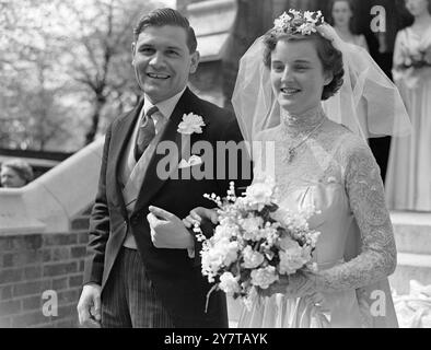 Mai 1950 Miss Anne Maude, 21 Jahre alte Tochter von John Maude, KC, konservativer Abgeordneter von Exeter, und Frau Maude, war heute (Mittwoch) in der Holy Trinity Church, Brompton, London, mit Michael Bradstock, Sohn von Major G Bradstock DSO, MC und Bradstock aus Yokehurst, East Chiltington, nahe Lewes, Sussex verheiratet. Die Braut ist die Enkelin von Cyril Maude, dem 86-jährigen Schauspieler. Das Bild zeigt: Die Braut, die ein Spitzenkleid und eine Blumenkrone trägt, verlässt die Kirche mit ihrem Bräutigam nach der Hochzeit. Stockfoto