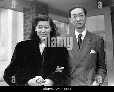 MILLIONÄR AUS MALAYA 4. April 1950 bei der Ankunft am Flughafen London heute (Dienstag) sind Herr Loke Wan Tho, Millionär AUS MALAYA, und seine Schauspielerin Ehefrau. Frau Loke war früher Miss Christine Lee. Stockfoto