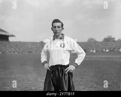 26. April 1950 Laurie Hughes (hier abgebildet), die am 29. April im Finale des FA Cups gegen Arsenal im Wembley Stadium in London in der Mitte für |Liverpool steht. Hughes kam von den Tranmere Rovers zu Liverpool, mit denen er während des letzten Krieges als Amateur in seinen Teenagern arbeitete. Verletzungen verhinderten ihn 1947 in zwei Halbfinalkämpfen gegen Burnley und in dieser Saison im Halbfinale gegen Everton. Trotz seines Unglücks spielte er in mindestens 115 Seniorenspielen. Stockfoto