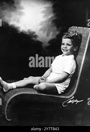 1. Mai 1950 dieser glückliche Junge, der sich in einem Stuhl wohlfühlt, ist Prinz Carl Gustaf von Schweden, der auf einem neuen Foto zu seinem vierten Geburtstag zu sehen ist, das gestern (Sonntag) im Schloss Haga in Stockholm gefeiert wurde. Der Prinz ist der Sohn der Prinzessin Sibylla und des verstorbenen Prinzen Gustaf Adolf. Er ist Urenkel des schwedischen Königs Gustaf. Stockfoto