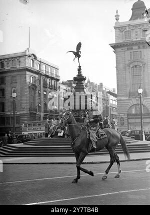 LETZTE RUNDE 1. Mai 1950 auf dem Weg zur letzten Runde der Annie Get Your Gun Casting im Coliseum Theatre in London, führt man Bill Johnson, passend gekleidet in vollen Cowboy-Regalia und reitet auf einem Kastanienpferd durch Piccadilly Circus Tonigght (Montag). Er war im BBC-Studio in Piccadilly aufgetreten und ritt dann zum Theater für die 1304. Und letzte Aufführung des amerikanischen Musicals, das nur einen Rivalen um Erfolg im zeitgenössischen Londoner Musikbereich hat, Oklahoma, im Royal, Drury Lane, ebenfalls ein amerikanisches Musical. Johnson und seine Hauptdarstellerin, Dolores Gr Stockfoto