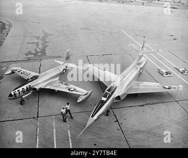 NEEDLE NOSED JET 2. Mai 1950, der jetzt ein Flugtestprogramm für die US Air Force durchläuft, 90 wird der F-80 Shooting Star (links) in der Lockheed-Fabrik in Burbank (Kalifornien) geparkt. Der Shooting Star ist der Standard-Jet-Jäger der US Air Force, und die F-90 wird diesen Monat vom Dienst zur Bewertung vorgelegt. Das letzte Flugzeug ist 55 Meter lang und hat eine Flügelspannweite von 40 Metern. Die Flügel werden in einem 35-Grad-Winkel zurückgeschoben. Das klimatisierte, druckbeaufschlagte Cockpit verfügt über einen Pilotensitz. Stockfoto