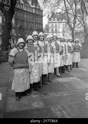 26. April 1950 in einem Kleid, das in LONDON selten zu sehen ist, sind diese zwölf Rettungsboote von der Küste in die Hauptstadt gekommen, um von der Herzogin of Kent Today (Mittwoch) Auszeichnungen für Galanterie zu ERHALTEN. Heute sind links nach rechts abgebildet, Charles G King: Coxswain Thomas J King: Phillip Boutell (zweiter Coxswain): Kenneth S Gubbey (handelnder Motormechaniker): David R Talbot (handelnder Assistent des Motormechanikers): George Stipley: Reginald J Nicolle: Mr Lionel P Stevens (Ehrensekretär von St Helier, Jersey, stationj: Handelnder Coxswain Silver H le Riche (ganz St Stockfoto