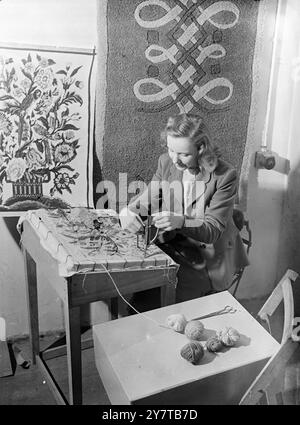 QUEEN MARY CARPET ERFINDUNG UM DOLLAR FÜR GROSSBRITANNIEN ZU VERDIENEN 25 April 1950 Ein Heimteppichbauinstrument, mit dem ein Teppich ähnlich dem von Queen Mary in wenigen Stunden hergestellt werden kann, anstatt in vielen Monaten harter Arbeit, soll von Emu Wool Industries in großen Mengen für den amerikanischen Markt entwickelt werden. Die Maschine, die Idee eines Walisers, der seine Frau mit der Hand an einem Teppich arbeitete, wird Tausende von Dollar verdienen in den Vereinigten Staaten, wo ein Teppichbock auf die Darstellung von Königin Marys Schöpfung folgte. Die neue Erfindung wird zum ersten Mal bei zu sehen sein Stockfoto