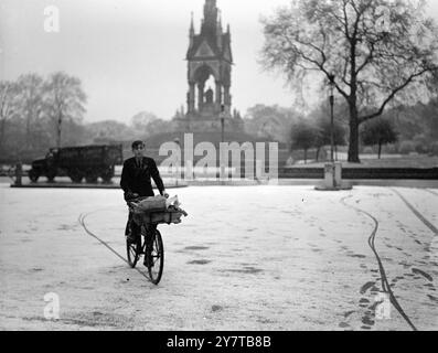 WINTERSZENE IM FRÜHJAHR 25 April 1950 Frühlingsszenen hier von einer Schneedecke bedeckt heute Morgen, und der Zeitungslieferant hat seine Winterspuren hinter sich gelassen, wie auf diesem Bild heute Morgen in der Nähe des Albert Memorial, Kensington Gardens, London, zu sehen ist Stockfoto