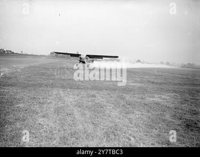 22. April 1950 ein winziges Flugzeug von Auster, eines der kleinsten Flugzeuge der Welt, überquert ein Feld in Rearsby, Leicester. Die Auster ist der Pionier britischer Starrflügelflugzeuge beim Spritzen und Düngen aus der Luft, ein Feld, auf dem die Bauern dieses Landes bisher auf Hubschrauber oder Bodenausrüstung angewiesen waren. Australische und neuseeländische Landwirte setzen diese Flugzeuge bereits zur Bekämpfung von Pflanzenschädlingen ein. Stockfoto