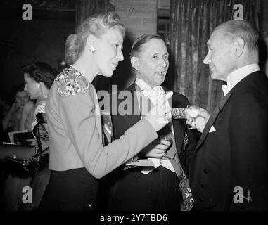 DIPLOMATISCHER PUNKT 19. April 1950 Lady Tedder betonte einen Punkt mit einem Finger, während sie heute Abend (Mittwoch) im Mayfair Hotel in London mit Lewis W Douglas, US-Botschafter in London, beim Dinner and Dance of the Fellowship of US British Comrades (London Chapter) zum ersten Jahrestag im Mayfair Hotel in London spricht. Das Zentrum ist Marschall der Royal Air Force Lord Tedder. Am Abend erhielt Herr Douglas ein signiertes Foto von Prinzessin Elizabeth und eine Gedenktafel. Die Gedenktafel aus allen Rängen des ersten Grenadier-Regiments der Fußgarde, dessen Oberst Prinzessin Elizabeth ist, soll an das U-Boot der USA befestigt werden Stockfoto