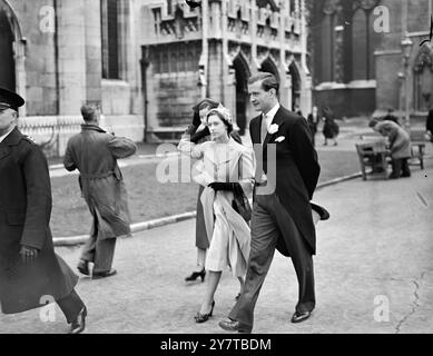 PRINZESSIN HÄLT IHREN HUT 19. April 1950 Prinzessin Margaret hält ihren Hut gegen eine Windböe, als sie heute (Mittwoch) die St. Margarets Church Westminster, London, verließ, nachdem sie an der Hochzeit von Miss Phillipa Dunne, der 19-jährigen Tochter von Captain Philip Dunne, mit Mr. Christopher Bridge teilgenommen hatte. Stockfoto