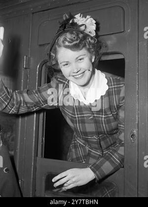 ABSCHIED VON HELLO QUEEN 13 April 1950 Miss Josephine Wall, 18 aus Welling, Kent, die vor kurzem den Titel der Telephone Queen of the City of London gegen 1200 andere Mädchen gewann, verließ heute (Donnerstag) Waterloo Station, London auf ihrem Weg nach Südrhodesien, um eine dreijährige Stelle anzunehmen. Miss Wall, die ihren Job bei der Waterloo Telefonzentrale aufgegeben hat, um nach Südrhodesien zu fahren, segelt von Southampton aus in Union Castle Liner Athlone Castle. 14 weitere Telefonmädchen sollen ebenfalls gehen. Das Bild zeigt: Miss Josephine Wall, als sie heute den Bahnhof Waterloo nach Southampton verließ. Stockfoto