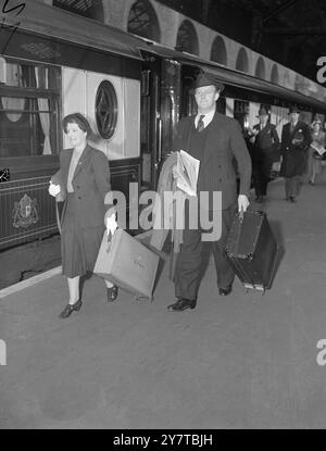 Der Schauspieler Harold Warrender und seine Frau werden heute (Freitag) auf der Victoria Station in London als Warrender vom Golden Arrow auf seinem Weg nach Spanien gesehen. Er tritt in dem neuen James Mason, Ava Gardner Film Pandora und der fliegende Holländer auf, der teilweise in Spanien gedreht wird. 14. April 1950 Stockfoto