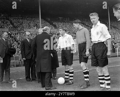 April 1950 die englischen und schottischen Schulfußballmannschaften wurden dem Premierminister Clement Atlee vor dem Auftakt ihres internationalen Spiels im Wembley Stadium, London, heute (Samstag) vorgestellt. Eine Menge von etwa 50.000 Personen beobachtete das Spiel, das zum ersten Mal in Wembley ausgetragen wurde. Das Bild zeigt: Mr. Clement Attlee schüttelt die Hand mit dem englischen Kapitän und hinterließ M Spencer (Kings Norton), als ihm die Spieler vorgestellt wurden. Stockfoto