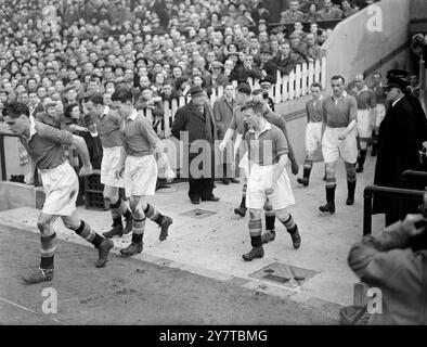 16. April 1950 der sechzehnjährige Jeffrey Whitefoot aus Cheadle, Cheshire, ließ seinen Stift und seinen Hocker in den Büros des Manchester United Football Club, zog die Vereinsfarben an und ging auf den Old Trafford Ground, um jeden Traum und jedes Spiel der First Division zu verwirklichen. Jeffrey, der in einem Jahr vom Schulfußball in die First Division abschloss, gab sein Debüt im Spiel gegen Portsmouth und obwohl seine Mannschaft 2-0 geschlagen wurde, lobten ihn die Kritiker. Jeffrey spielte in der rechten Hälfte. Das Bild zeigt: Jeffrey Whitefoot kommt mit der Manchester Unite heraus Stockfoto