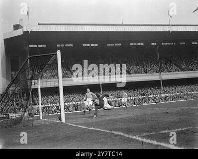 Bert Trautmann, Torhüter von Manchester City, macht einen tapferen, aber vergeblichen Sturz, um Arsenals zweites Tor zu retten, das Doug Lishman im Spiel der ersten Division auf dem Highbury Ground erzielte. 1. April 1950 Stockfoto