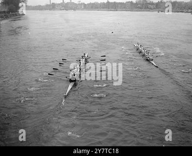 Heute säumten viele Londoner die geschwungenen Ufer der Themse, um die Niederlage von Cambridge Oxford beim 96. Boat Race zu beobachten . Der Kurs von Putney nach Mortlake ist etwas mehr als vier Meilen lang . Der Sieg von Cambridge, der 52. Platz in der Geschichte des Rennens, war um 3,5 Längen. Zeit: 20 Minuten 15 Sekunden. Das Bild zeigt Oxford mit einer Länge von 1/4 auf der Hammersmith Bridge bei der Halbbahnmarkierung beim Boat Race on the Thames heute. 1. April 1950 Stockfoto