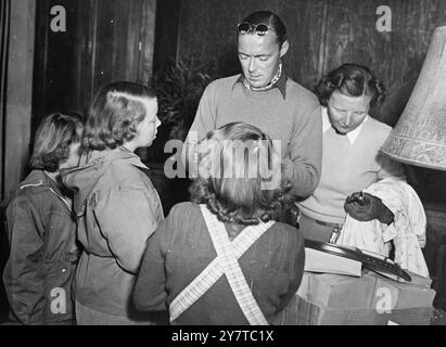 DIE KÖNIGSFAMILIE KAUFT PRESENTS4. April 1950 auf einer Expedition zum Kauf von Geschenken im Val d’Isere, Südostfrankreich, sind Königin Juliana von den Niederlanden (rechts), Prinz Bernhard und ihre beiden älteren Töchter, Prinzessin Beatrix (zweite von links) und Prinzessin Irene. Während eines alpinen Urlaubs wählten sie Geschenke für die beiden jüngeren Töchter der Königin und des Prinzen Bernhard aus, die zu Hause geblieben waren. Stockfoto