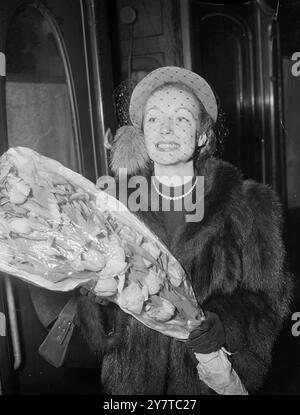 AM 4. April 1950 wurde die französische Schauspielerin Gisele Previlie auf der Victoria Station London dargestellt. Sie war bei The Golden Arrow zur Uraufführung ihres neuen Farbfilms The Dancing Years angekommen, in dem sie als Operettensängerin auftritt. Der Film wurde teilweise in Tirol gedreht und im vergangenen November in London fertiggestellt. Gisele war im Alter von 15 Jahren eine Schaufensterpuppe und wurde kurz vor dem Krieg zur Miss France gewählt. Sie soll nun eine größere britische Fanpost haben als Französisch. Stockfoto