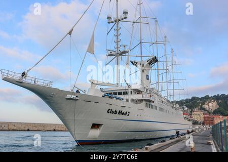 Nizza, Frankreich. 30. September 2024: Letzter Zwischenstopp der Sommersaison im alten Hafen Lympia der französischen Riviera für das fünf-Masten-Kreuzfahrtschiff Club Med 2, eines der größten Segelschiffe der Welt. Regelmäßig im Quai Amiral Infernet wurde das beeindruckende 5-Mastschiff diesmal im Quai du Commerce vertäut, der traditionell von den Corsica Ferries genutzt wird. Der Staysail-Schoner wird Lissabon an der Atlantikküste erreichen und dann nach einigen Herbstkreuzfahrten nach Dakar segeln, bevor eine transatlantische Überfahrt stattfindet, um den Winter im türkisfarbenen Wasser der Karibik zu verbringen. Quelle: Kevin Izorce/Alamy Live News Stockfoto