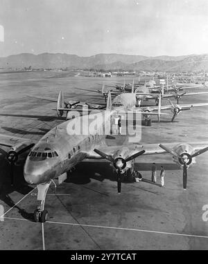 LUXURY LNE UP März 1950 'Constellation' Luxusflugzeuge in Burbank, Califonia, USA, vor dem Lieferflug. In diesem Sommer wird die Lockheed Constellation 200 ausgeliefert. 14 der wichtigsten Fluggesellschaften der Welt, die amerikanische Luftwaffe und die Navy, nutzen die Flugzeuge Stockfoto