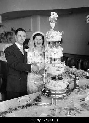 FLITTERWOCHENPAARE GETÖTET BEI EINER FLUGKATASTROPHE am Hochzeitstag Mr. Und Mrs. Edmunds Kieran, heiratete erst vor einer Woche in der Kirche des County Dublin (Irland) und starb im B.E.A. Viking-Flugzeug, das letzte Nacht auf dem Flughafen London abstürzte, mit dem Verlust von 28 Menschenleben. Herr R und Frau Kieran hatten einen Teil ihrer Flitterwochen in Paris verbracht und beabsichtigten, einige Tage in London zu verbringen, bevor sie nach Hause zurückkehren. Herr R Kieran, 28, war ein einziger Sohn, der mit seinen Eltern in Dublin gelebt hatte, wo er als Ladenassistent bei einem Ausrüster arbeitete Seine Braut Marion (früher Marion Murray) Stockfoto