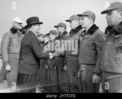 Die ersten vier der 70 US-amerikanischen B-29-Super-Fortress-Bomber, die im Rahmen des US-Militärflugprogramms an die Royal Air Force geliefert werden, sind heute auf der Marham (Norfolk) R.A.F.-Station ANGEKOMMEN, nachdem sie den Atlantik von Washington, D.C. nach Bermuda und den Azoren überquert haben. Die Flugzeuge, die R.A.F. Markierungen trugen, wurden von der amerikanischen Besatzung bemannt. DAS BILD ZEIGT: Der Luftminister, Mr. Arthur Henderson, inspiziert die amerikanischen Luftstreitkräfte. 22. märz 1950 Stockfoto