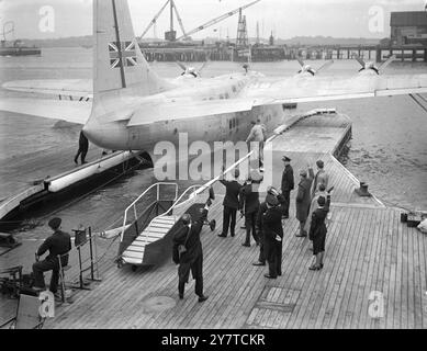 Eine WELLE FÜR DAS LETZTE FLIEGENDE BOOT - BIS 1953 weniger Personal am Flughafen Southampton Marina - wird geschlossen - Wellen-Abschied, als das B.O.A.C.fliegende Boot ' Somerset ' ihren Liegeplatz verlässt, um ihren letzten Flug zu beginnen, heute. Auf dem Weg nach Afrika macht sie die letzte Fahrt mit dem B.O.A.C.Fliegerboot bis 1953, als die neuen Princess-Fliegerboote in Dienst gestellt werden. Die große Flotte von Flugbooten aus dem Jahr 1935 – der Stolz des Reiches in jener Zeit – wurde allmählich durch wirtschaftlichere Landflugzeuge ersetzt. Dies wird das erste Mal sein, dass Großbritannien seit der Gründung der Imperial Airw keine Flugboote mehr hat Stockfoto