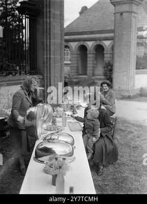 LADY LEES' SNACK Bar IST FÜR GESCHÄFTSLEUTE GEÖFFNET Eine Snackbar, die die formale würde eines großen Herrenhauses bietet, steht am Lodge Gate des Lytchett Minster (Poole, Dorset) und wartet auf die Begrüßung der Autofahrer auf dem Dorchester-Bournemouth Highway im Süden Englands. Und die Dame, die es leitet, ist in der Tat eine Dame: Lady Lees, Ehefrau des 3. Baronets, Sir John Victor Elliot Lees. Die Snackbar, in der hausgemachte Kuchen, Kekse, Würstchen und Brötchen, Sandwiches und Tee serviert werden, ist von Lady Lees, ihrer Schwiegertochter, Mrs. Faith Lees, und ihrer Sekretärin besetzt. Die Gäste essen ihre Snacks von der alten Familie Stockfoto