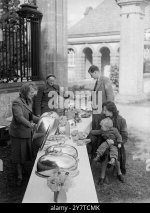 LADY LEES' SNACK Bar IST FÜR GESCHÄFTSLEUTE GEÖFFNET Eine Snackbar, die die formale würde eines großen Herrenhauses bietet, steht am Lodge Gate des Lytchett Minster (Poole, Dorset) und wartet auf die Begrüßung der Autofahrer auf dem Dorchester-Bournemouth Highway im Süden Englands. Und die Dame, die es leitet, ist in der Tat eine Dame: Lady Lees, Ehefrau des 3. Baronets, Sir John Victor Elliot Lees. Die Snackbar, in der hausgemachte Kuchen, Kekse, Würstchen und Brötchen, Sandwiches und Tee serviert werden, ist von Lady Lees, ihrer Schwiegertochter Mr. Faith Lees und ihrer Sekretärin besetzt. Die Gäste essen ihre Snacks von der alten Familie Stockfoto