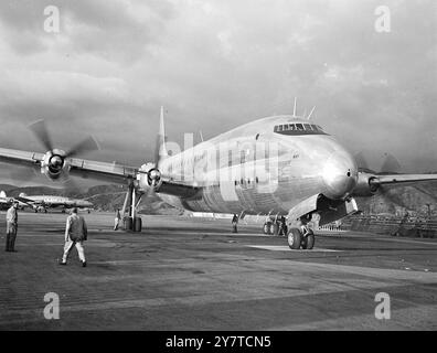 Das GRÖSSTE LANDFLUGZEUG DER WELT KANN ZU ZIVILEN FLUGZEUGEN WERDEN 12.000 ps droschen die Luft und durch den Aufruhr ist es „verschwunden“ für die Giants 92 Lockheed Constitution, das größte landgestützte Flugzeug der Welt, das im Einsatz ist. Zwei der Flugzeuge wurden für die United States Navy gebaut, aber da das derzeitige Budget der Navy den weiteren Betrieb nicht zulässt, werden die Maschinen kommerziellen Fluggesellschaften in den Vereinigten Staaten angeboten. Die Verfassung, die für eine Besatzung von 12 und 168 Soldaten konzipiert wurde, hat eine Spannweite von 189 Fuß, ist 165 Fuß lang und 50 Fuß hoch - vergleichbar mit einem fünfstöckigen Bu Stockfoto