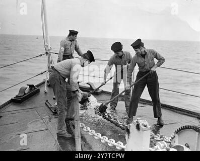 DAS LEBEN AUF SEE MIT DER "LEBENDEN" NAVY ZU SEHEN ------ die Seeleute, die sich um eine ruhende Flotte kümmern, wach zu halten, ist eine der Aufgaben der HMS Vaceasey. Vaceasay ist ein Danlayer - ein Schiff, das speziell ausgerüstet ist, um nach Minenräumarbeiten sichere Kanäle mit Dan-Bojen zu markieren - und wird verwendet, um über Wasser in praktischer Seemannschaft auszubilden und die Möglichkeit zu bieten, an Übungen für die nationalen Dienstberechtigungen teilzunehmen, die normalerweise auf Instandhaltungsschiffen der Reserveflotte in Sheerness (Kent) beschäftigt sind. - Vaceasay hat nur eine permanente Crew und Gruppen der nationalen Dienstklasse ta Stockfoto