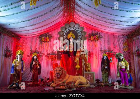 Ein wunderschönes Idol von Maa Durga, der während Navratri bei einem Pandal verehrt wurde. Navratri ist das größte religiöse fest des Hinduismus Stockfoto